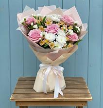 Букет цветов из:  Гвоздики, Орхидеи и Розы в Курорт-Дарасун