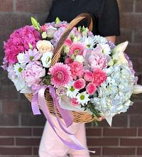 Цветочная композиция из Розы, Хризантемы, Пионы и Лизиантусы в корзине в Курорт-Дарасун