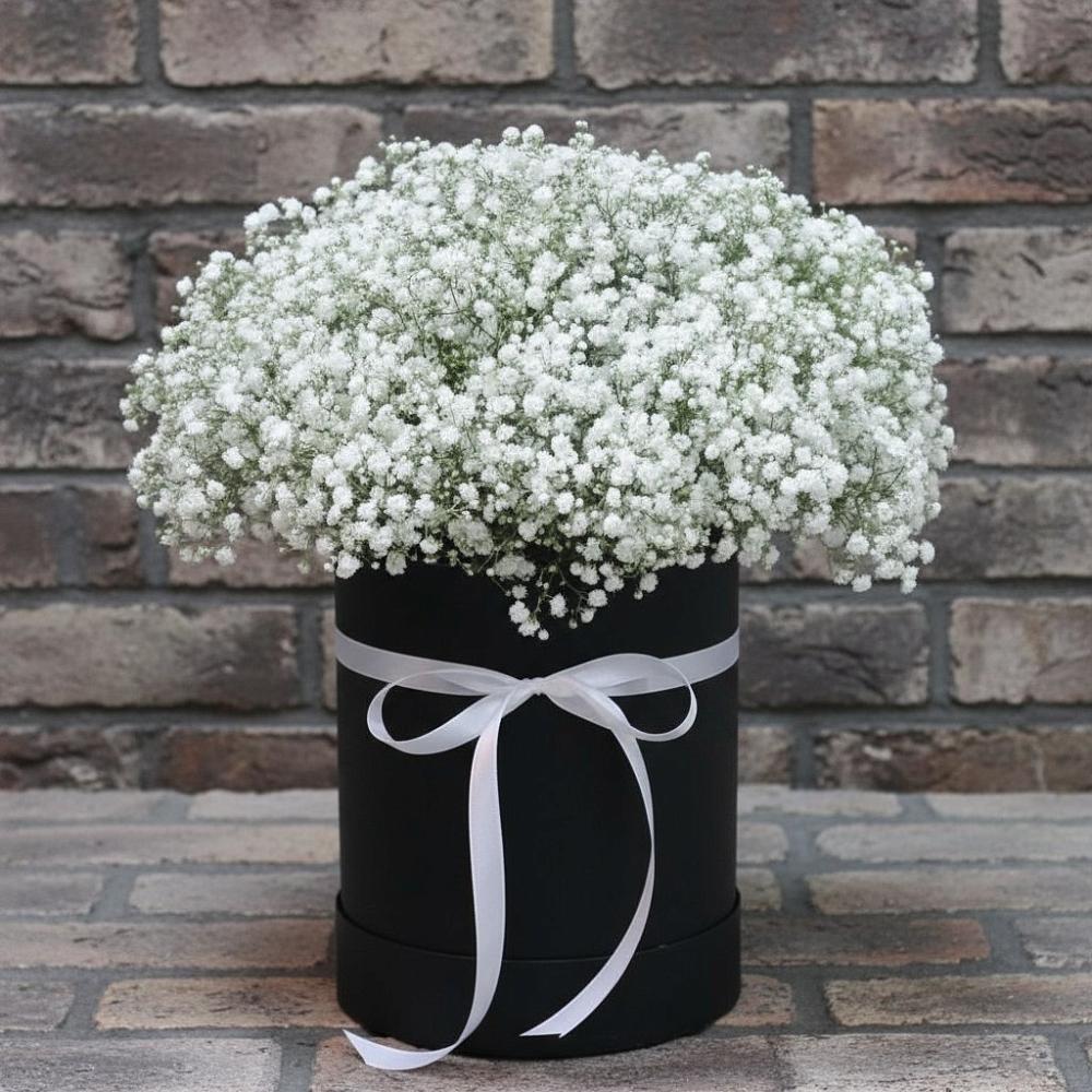 Цветочная композиция из Гипсофила в шляпной коробке в Курорт-Дарасун