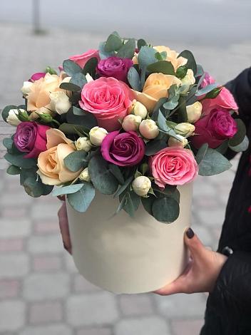 Цветочная композиция из Розы в шляпной коробке в Курорт-Дарасун