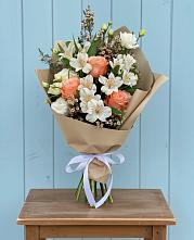 Букет цветов из:  Альстромерии, Лизиантусы, Розы и Хризантемы в Курорт-Дарасун