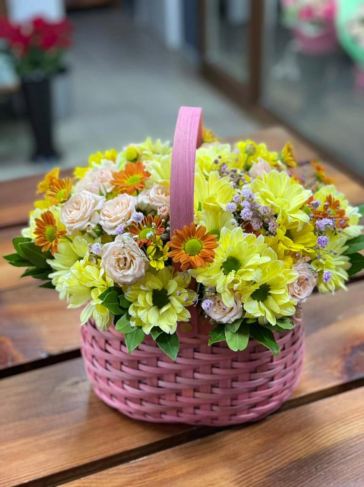 Цветочная композиция из Хризантемы и Розы в корзине в Курорт-Дарасун