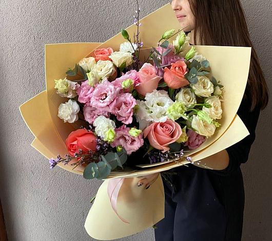 Букет цветов из: Розы, Лизиантусы и Гвоздики в Курорт-Дарасун