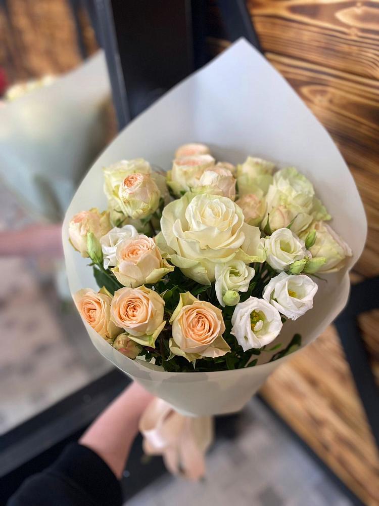 Букет цветов из: Розы и Лизиантусы в Курорт-Дарасун